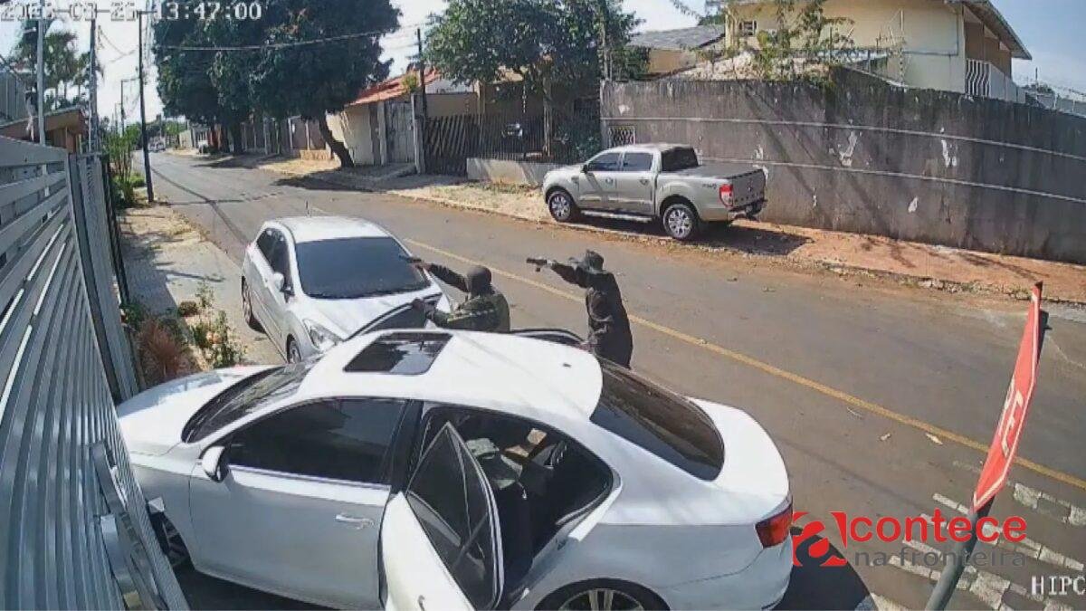 Vídeo: criminosos armados invadem casa, rendem moradores e fogem após roubar celulares no Paraná