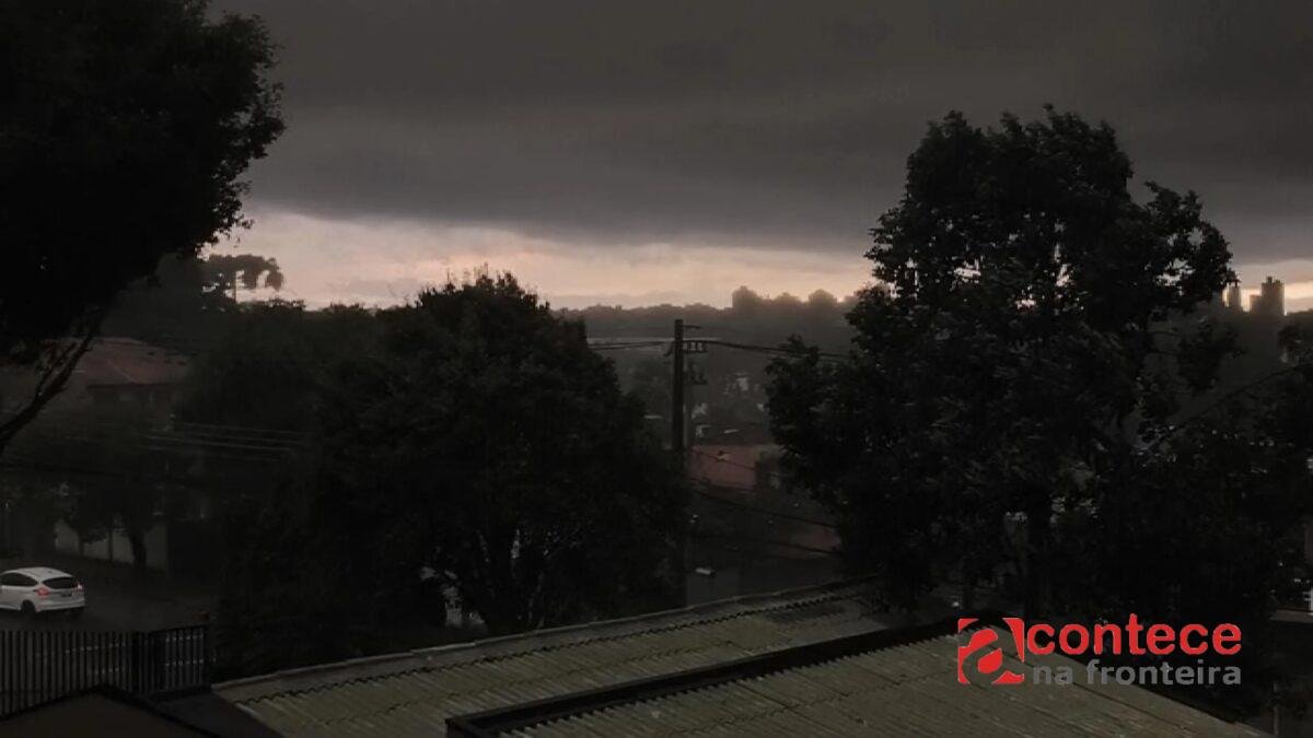 VÍDEOS: Dia vira noite e Curitiba registra chuva intensa e granizo