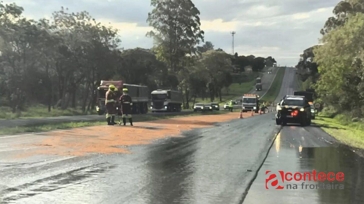 Acidente entre duas carretas derrama óleo na pista e bloqueia BR-376, no Paraná