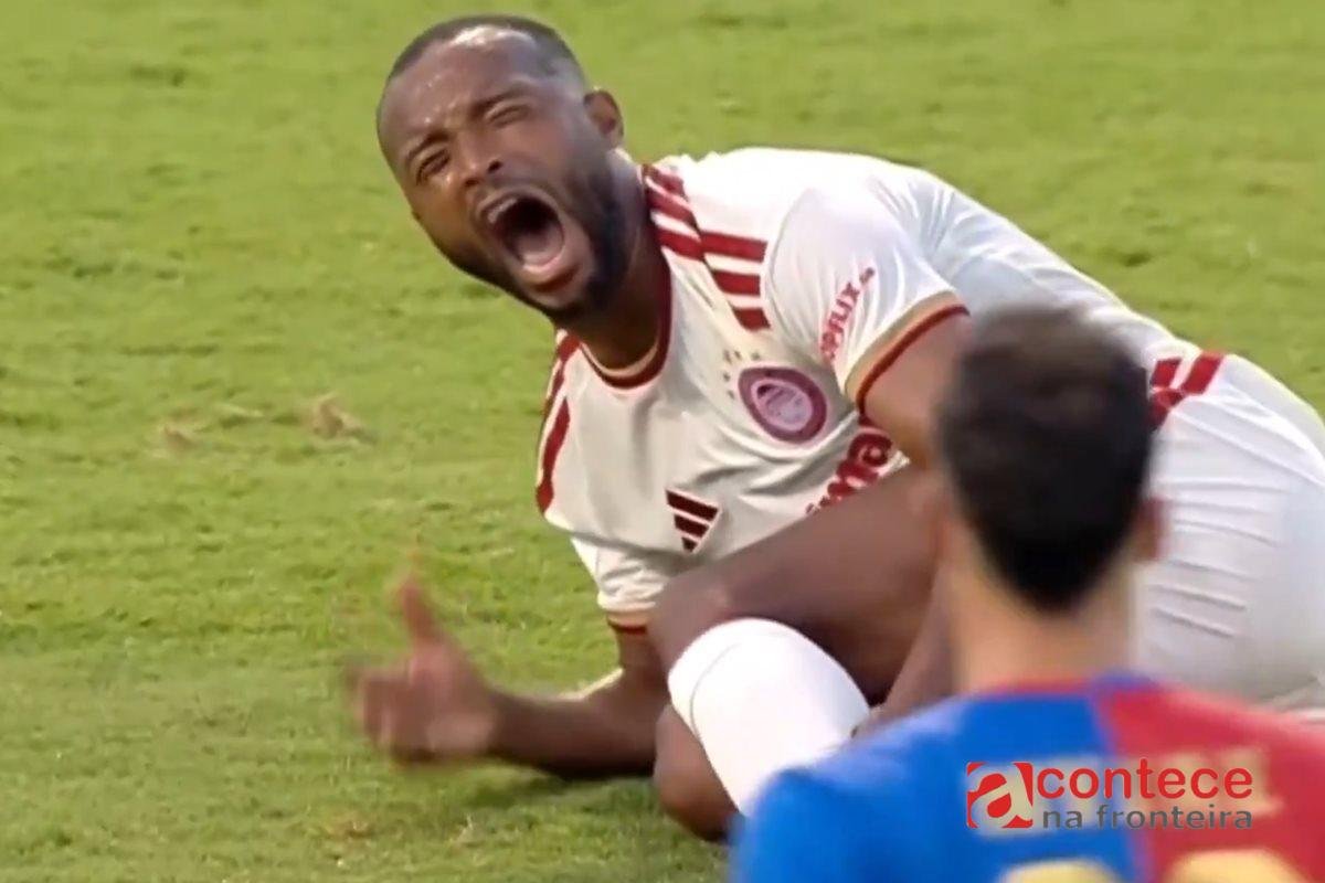 Atacante marroquino quebra a perna em dividida forte no Campeonato Grego