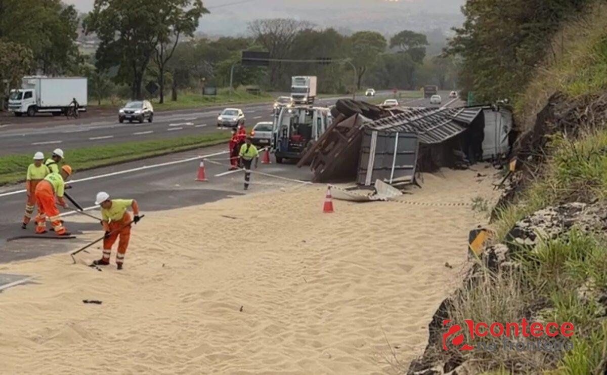 Bebê de 7 meses morre ao ser ejetado de caminhão durante tombamento em rodovia do Paraná