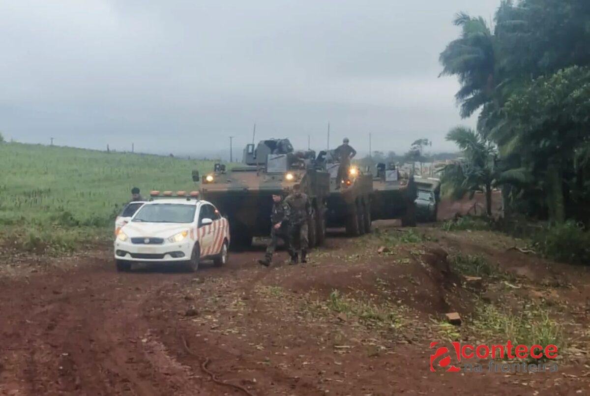 Exército usa blindados para levar postes em cidade do PR
