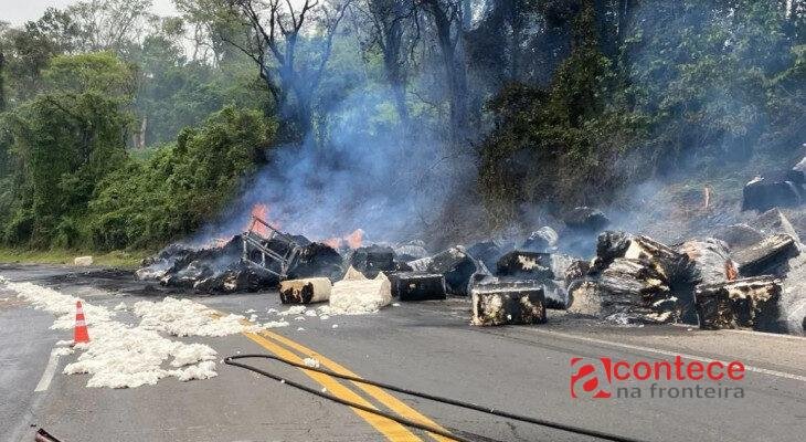 Caminhão tomba na BR-376 no Paraná e pega fogo