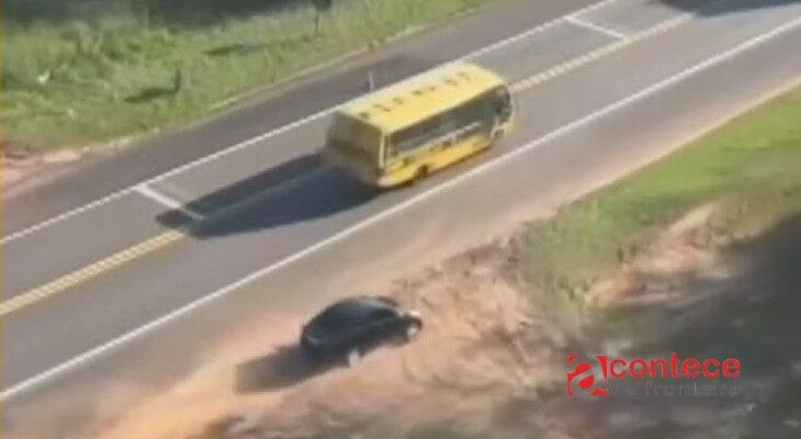 Carro com 226 kg de maconha bate em barranco no PR