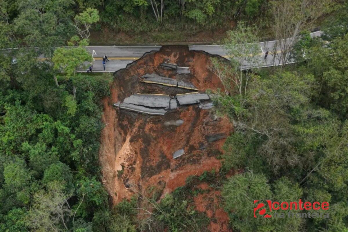 Carros em zigue-zague após asfalto ceder e desabamento de casa: imagens mostram a destruição causada pelas chuvas no PR