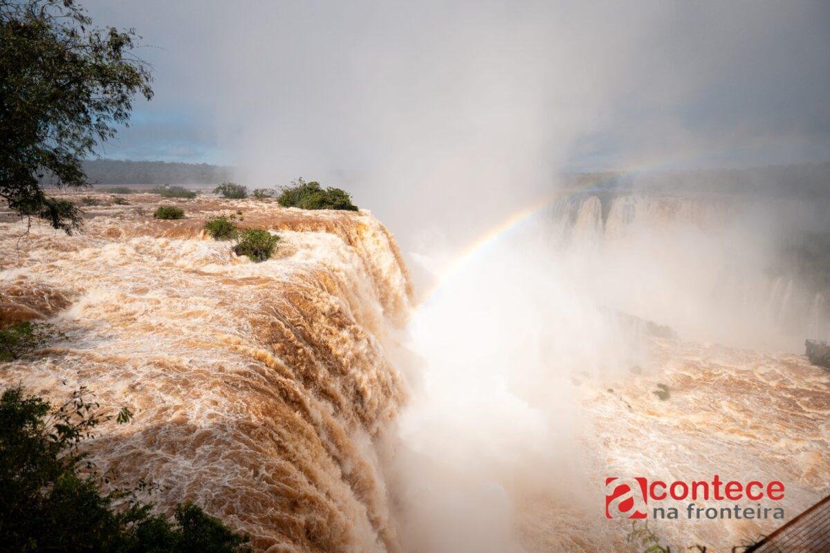 Cataratas do Iguaçu registram volume de 8,3 milhões de litros por segundo e encantam visitantes no Parque Nacional