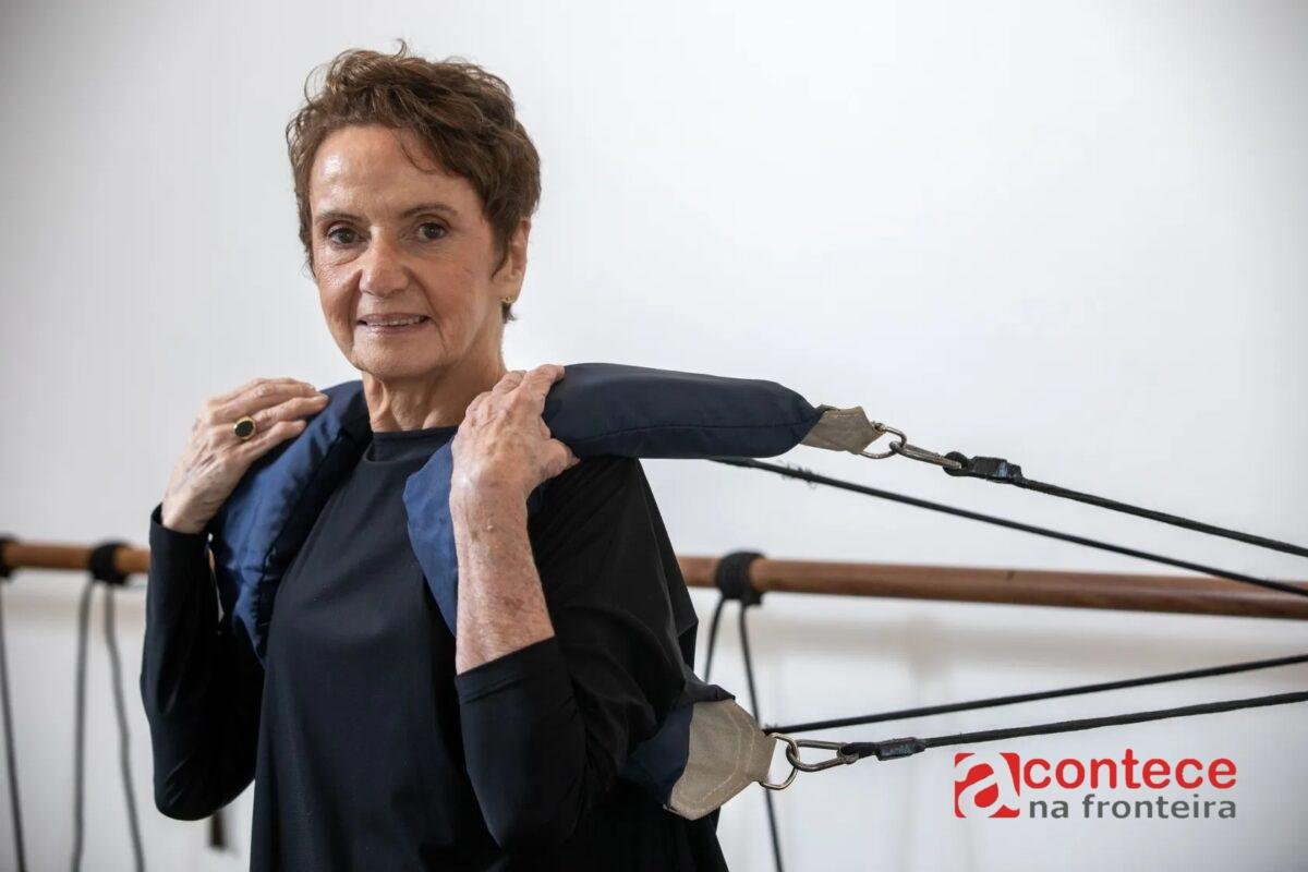 Ex-bailarina famosa por aulas de alongamento completa 50 anos de carreira