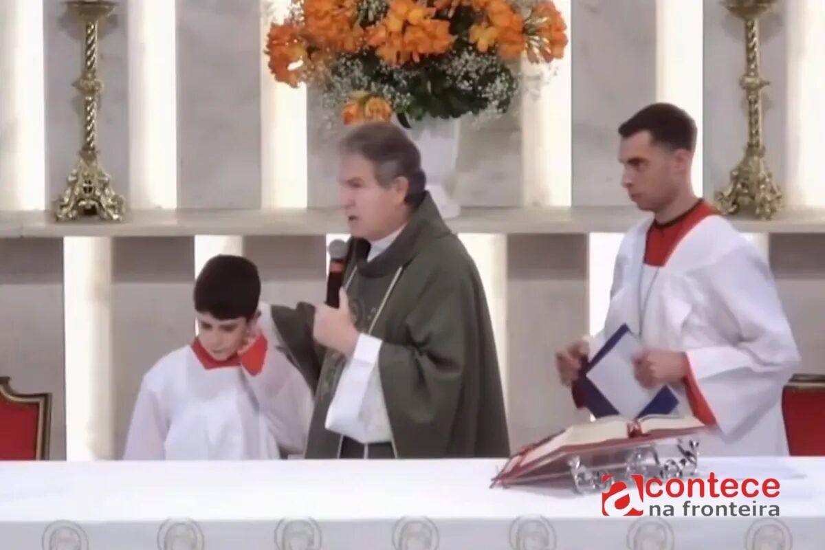 Padre de Curitiba emociona a web ao acolher coroinha autista