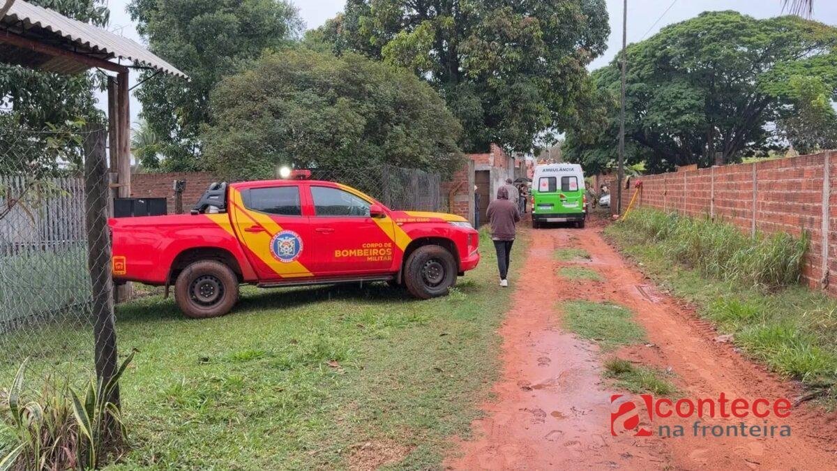 Criança que brincava em buraco morre soterrada no PR; bombeiros tiveram que escavar manualmente para resgatá-la