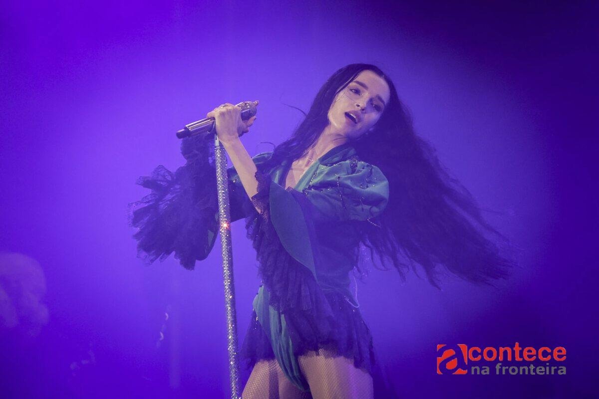 Crítica: Poppy impressiona no visual mas não sustenta show musicalmente