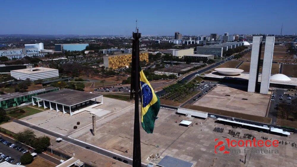 É preciso reconstruir, e não implodir a democracia