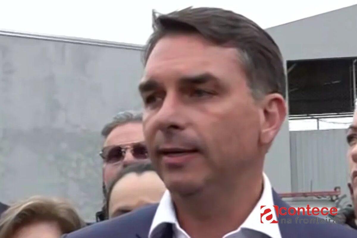 Flávio Bolsonaro visita ex-assessor do pai preso no Paraná e chama Moraes de 'laranja podre' no STF