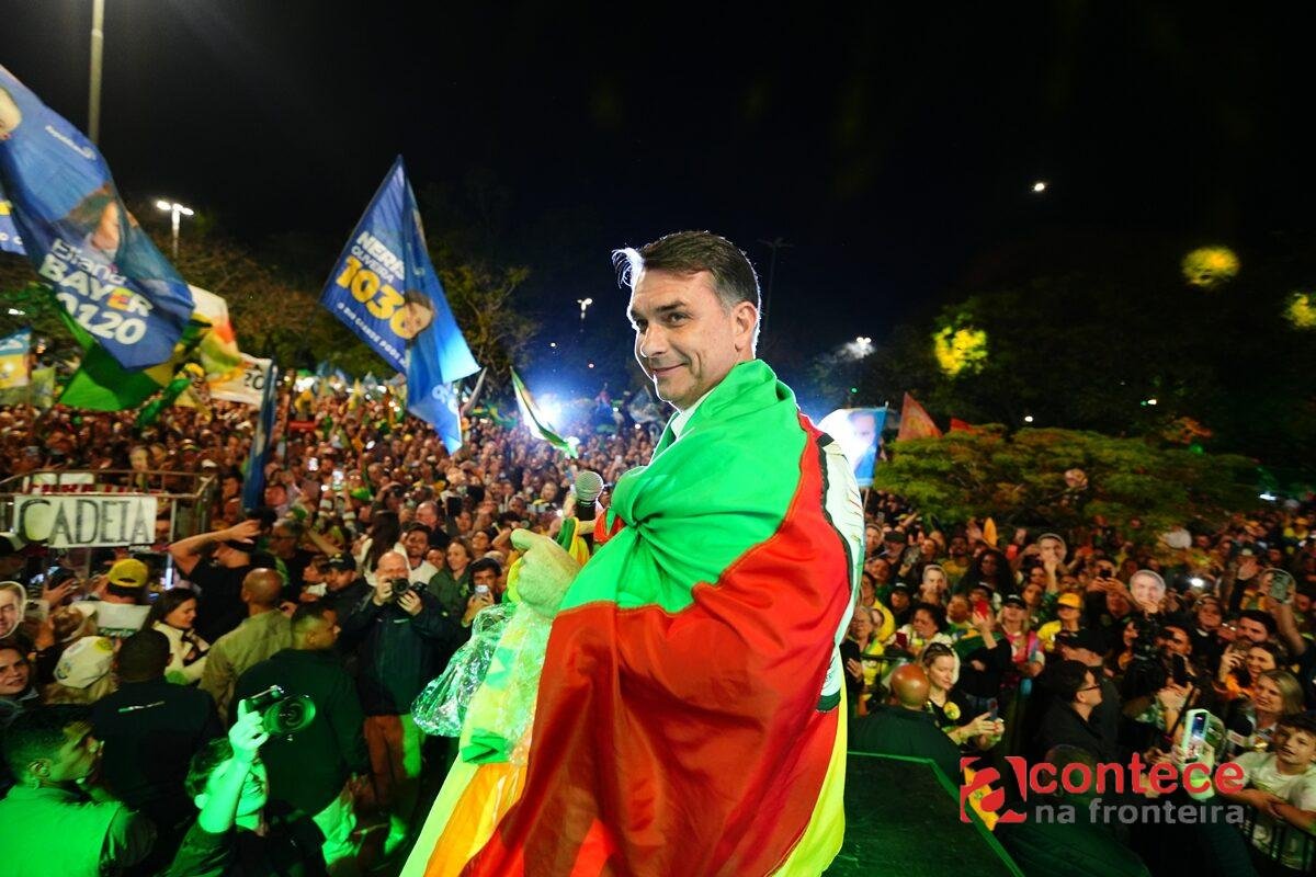 Flávio Bolsonaro cobra Lula sobre Moraes em ato no RS