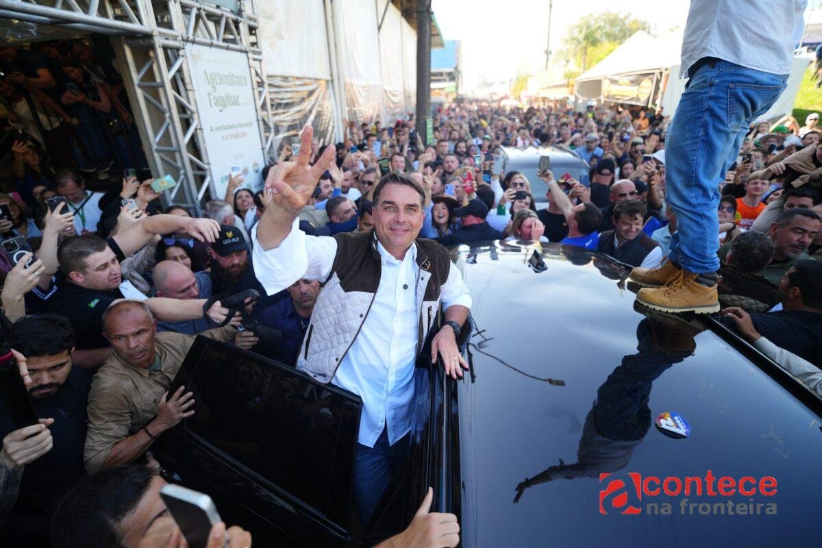 Flávio Bolsonaro promete comida barata em campanha no RS