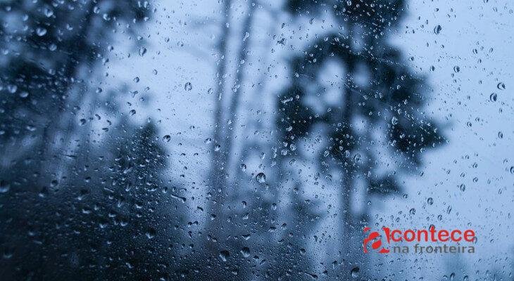Frente fria traz chuva ao Paraná e temperatura cai no feriado