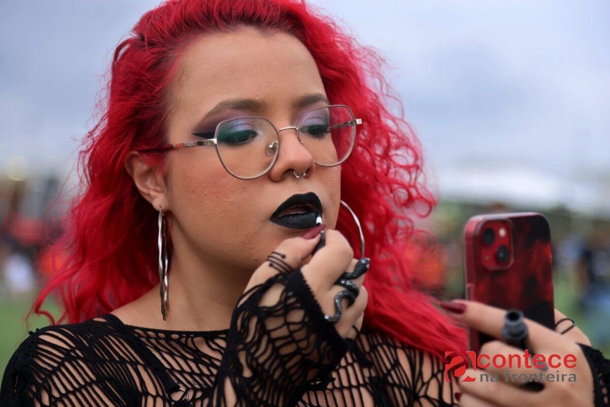 Glam rock: Metaleiros ensinam truques para a maquiagem durar faça chuva ou faça sol