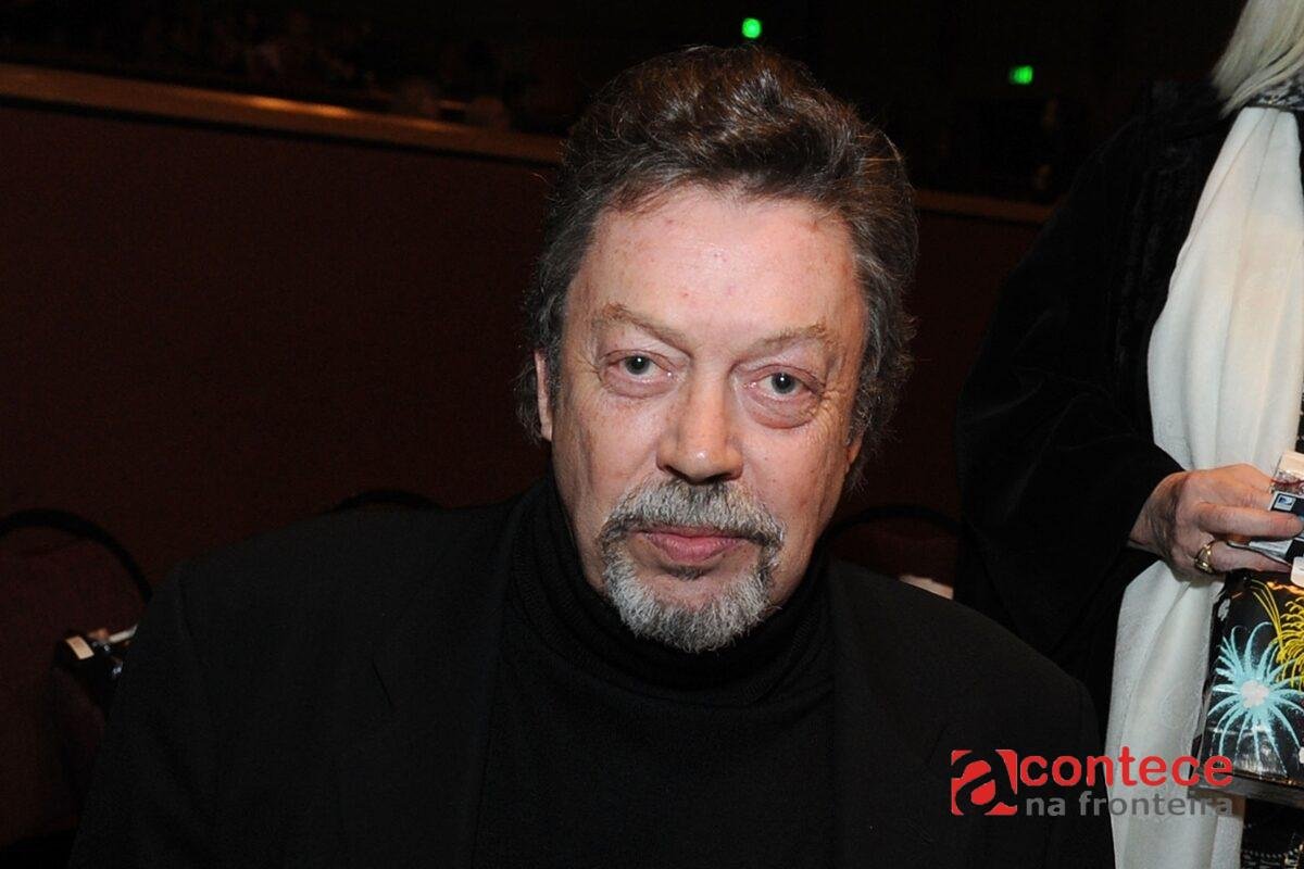 Causa da morte de Tim Curry é revelada por documentos médicos