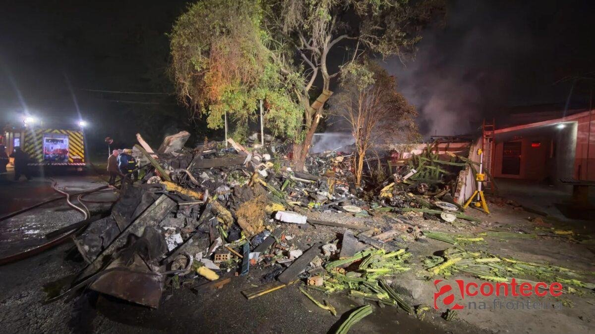 Idoso é encontrado morto embaixo de três metros de entulhos após casa ser destruída por incêndio, em Curitiba