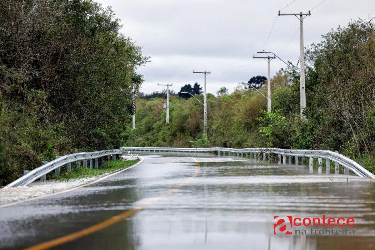 Araucária investe em defensas metálicas para estradas rurais