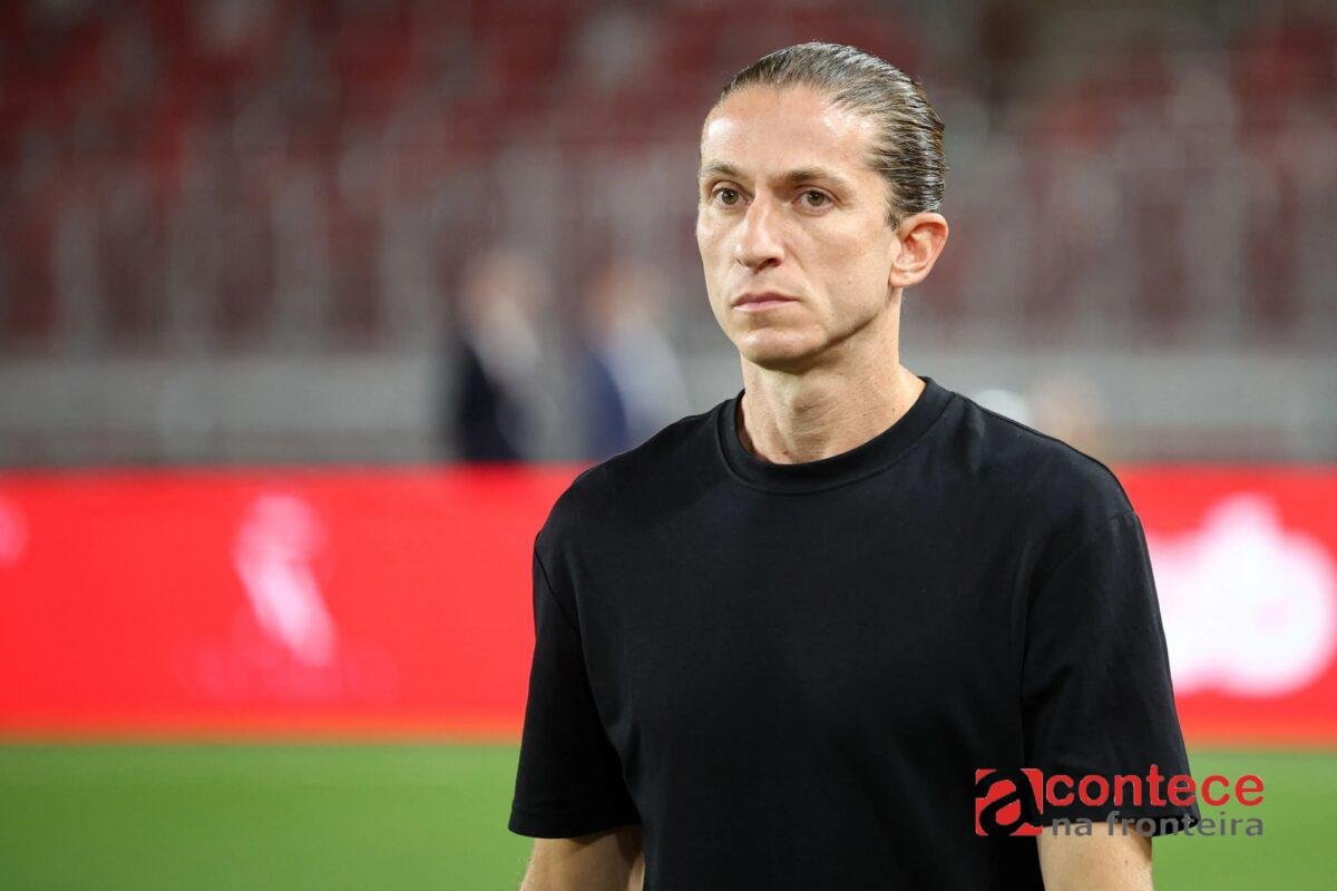 Invicto no Monaco, Filipe Luís reencontra PSG e tem primeiro grande teste na França
