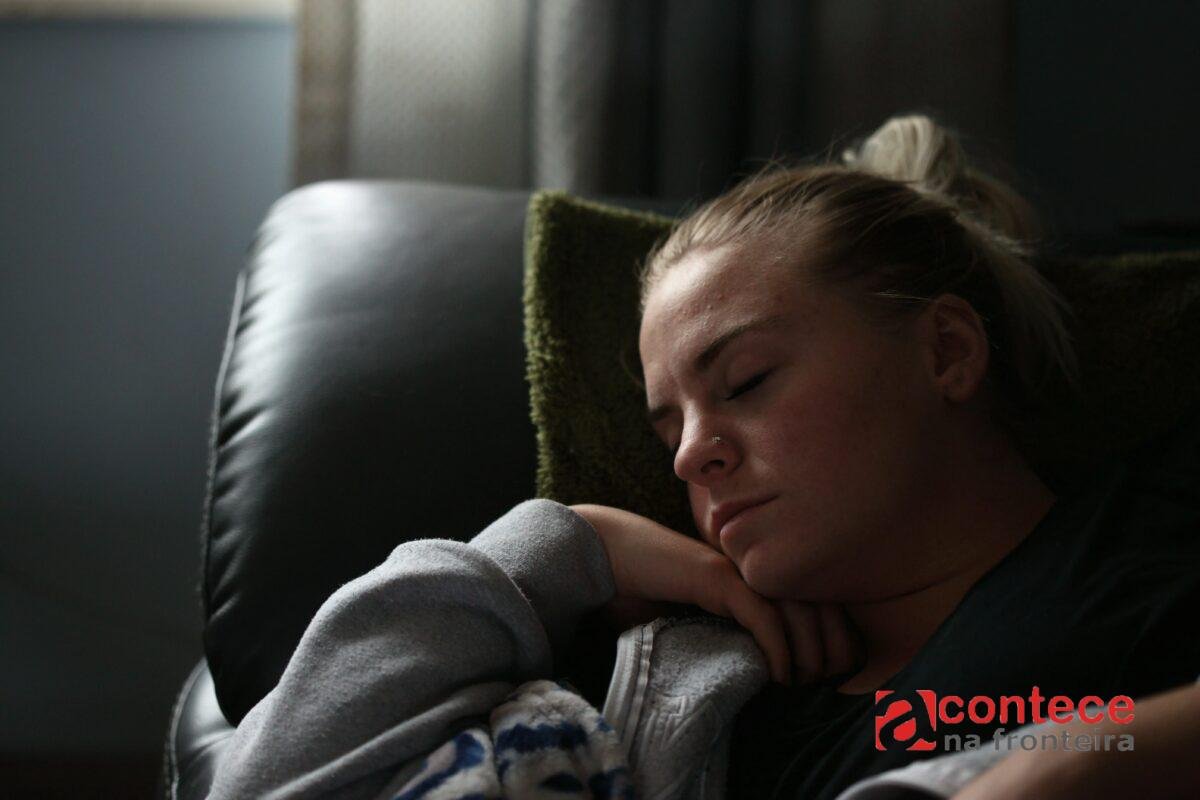 Jetlag social: dormir mais nos fins de semana pode aumentar a ansiedade nos adolescentes, mostra novo estudo
