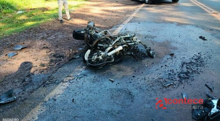 Jovem de 22 anos morre após colisão entre moto e Kombi na PR-317