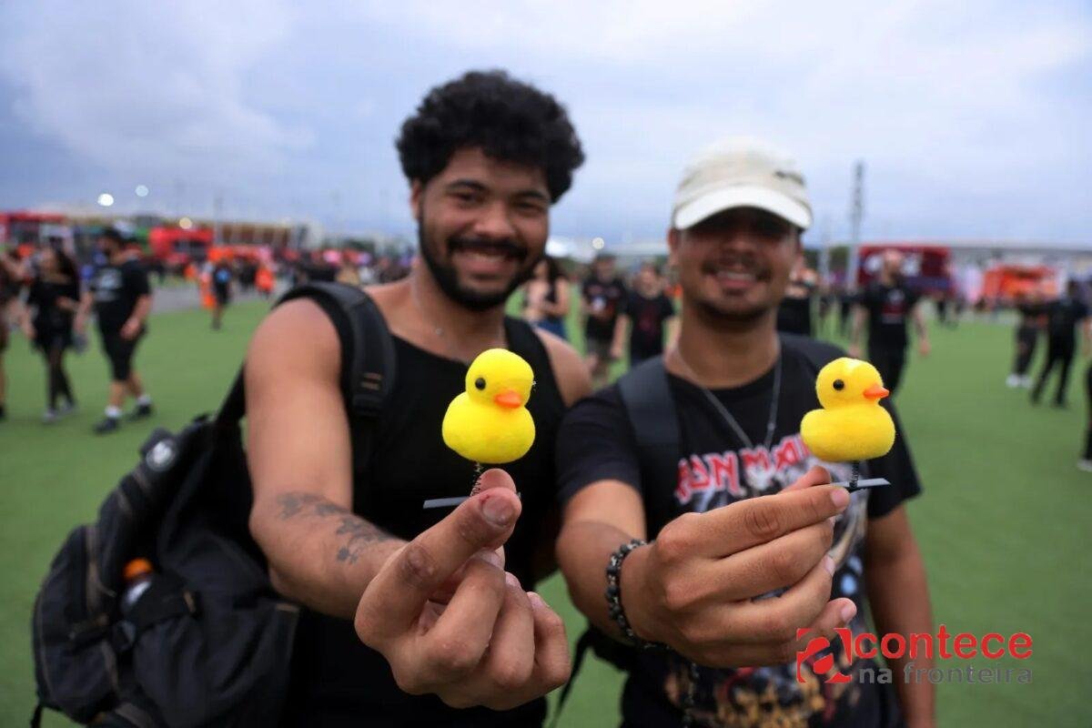 Lá vem o pato no Rock in Rio 2026; acessórios homenageiam o vocalista da banda Bad Omens