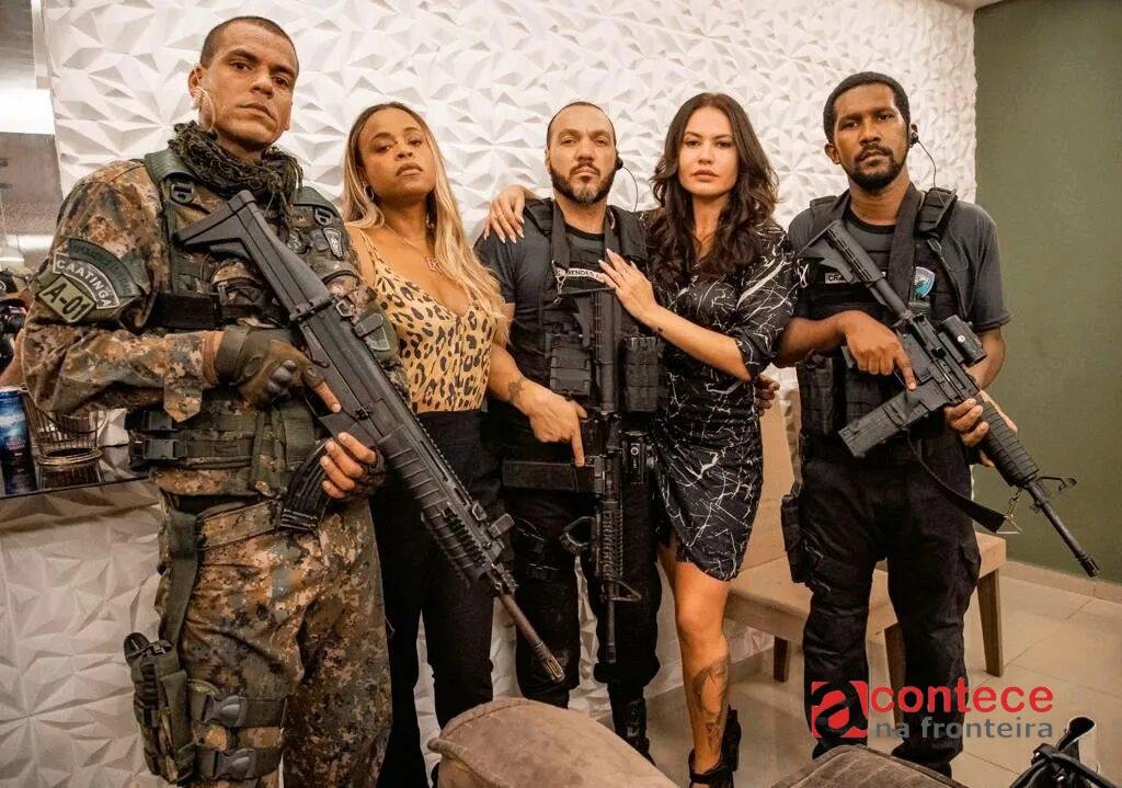 Marcello Melo Jr, Roberta Rodrigues e Belo posam nos bastidores de 'Veronika com K', nova série do Globoplay