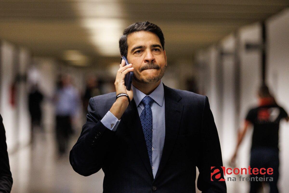 Messias reage a citação em relatório da PF e diz que atuou no STF para atender a demandas da corporação