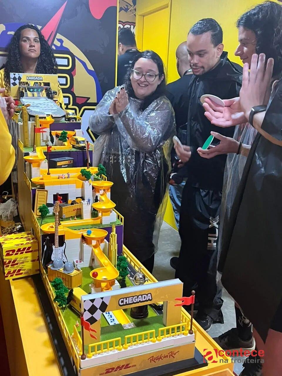 Metaleiros ficam até 3h30 em fila para ganhar minicâmera digital