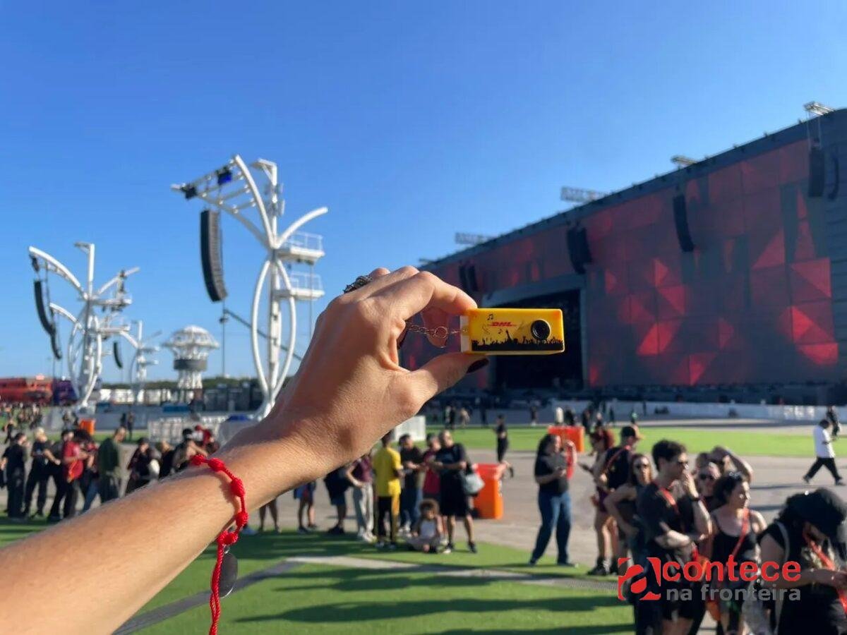 Minicâmera analógica, fone de ouvido, carregador, intercâmbio e peças de roupa: veja os brindes distribuídos no Rock in Rio