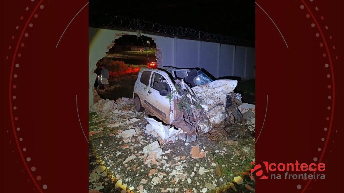 Motorista morre após atropelar cavalo e bater em muro no PR