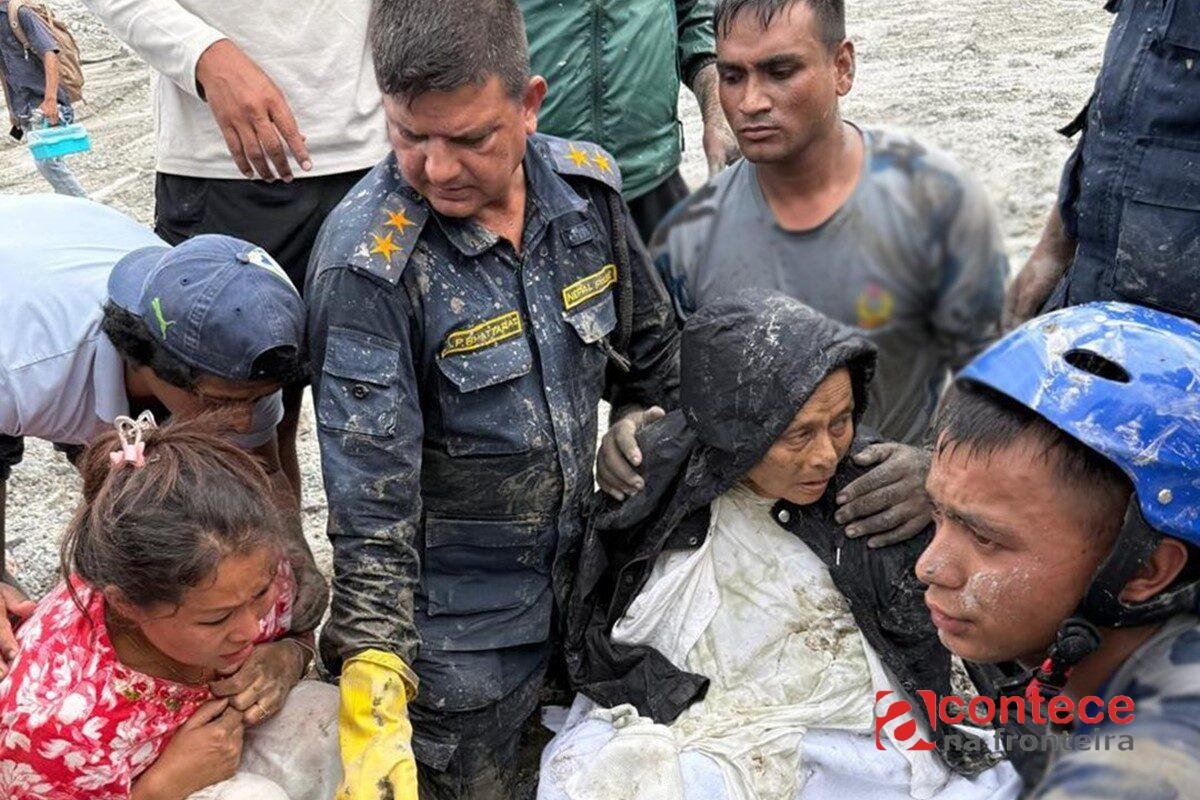 Sobreviventes são resgatados após tragédia no Nepal