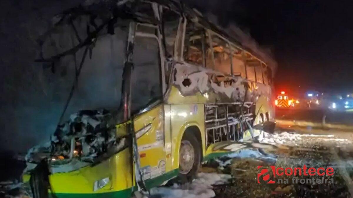 Ônibus bate em carreta e pega fogo na BR-376, no Paraná; 9 pessoas ficaram feridas