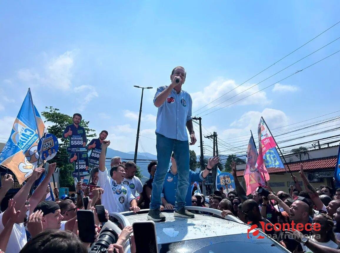 Paes sobe em teto de carro na Zona Oeste do Rio e chama Ruas de ‘herdeiro político’ de Castro