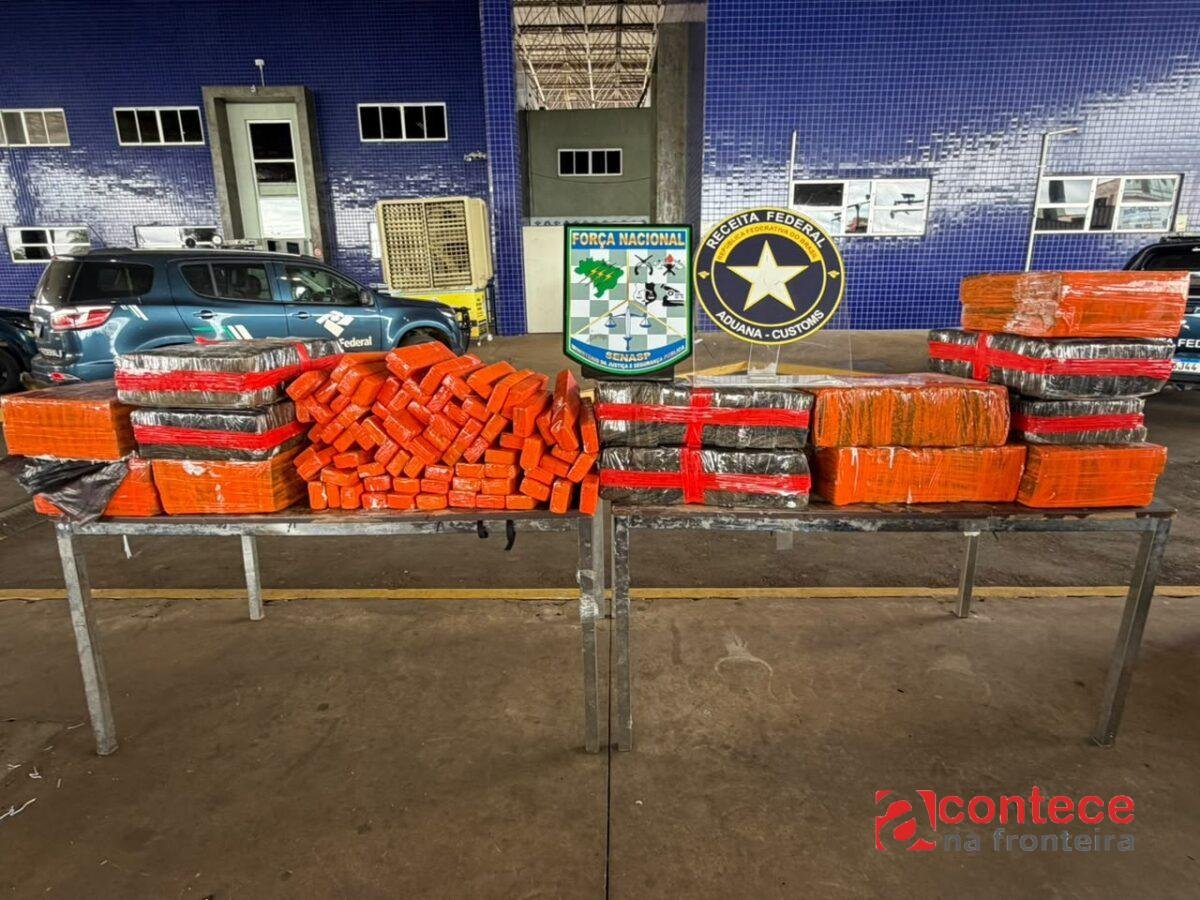 Receita Federal apreende cerca de 300 kg de maconha em fundo falso de veículo na Ponte da Amizade