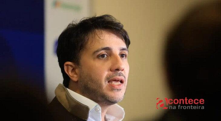 Renan Santos propõe fim do Bolsa Família e tutela federal de municípios