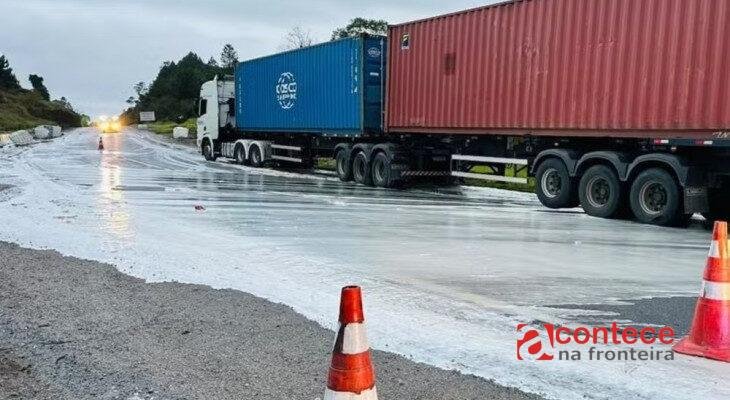 Rodovia Régis Bittencourt é interditada após resina provocar acidente