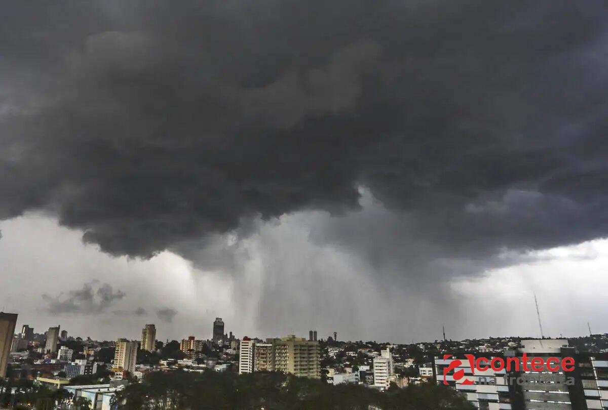 Temporal com ventos de 100 km/h atinge 208 cidades no Paraná