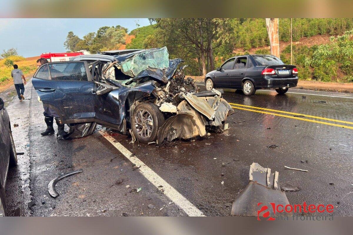 Três pessoas morrem em acidente entre carro e caminhão na BR-146 em MG