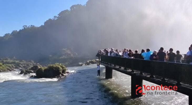 Turista é multado em R$ 7,8 mil após entrar nas águas das Cataratas para pegar celular