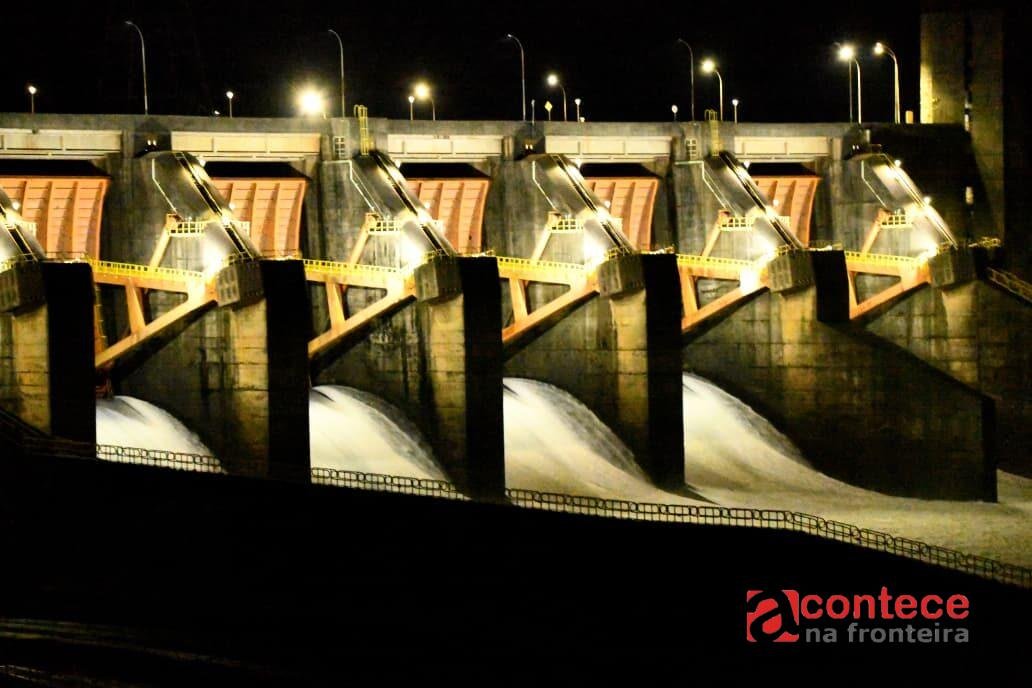Vertedouro de Itaipu é aberto para controle do nível do reservatório após fortes chuvas