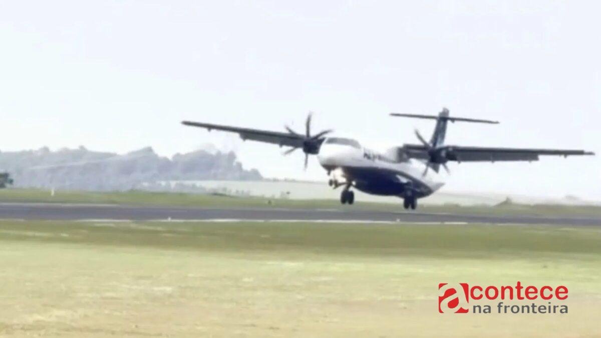 Avião arremete após tocar a pista em aeroporto do Paraná