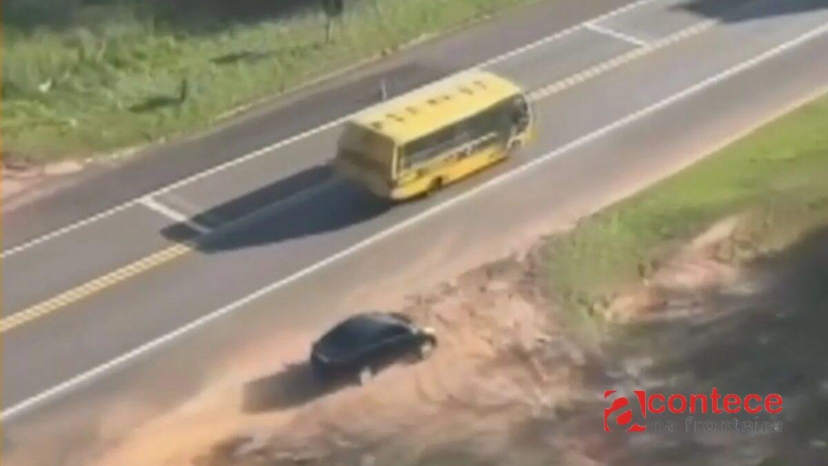 VÍDEO: carro com mais de 200 kg de maconha perde controle durante perseguição no Paraná, bate em barranco e adolescentes fogem a pé