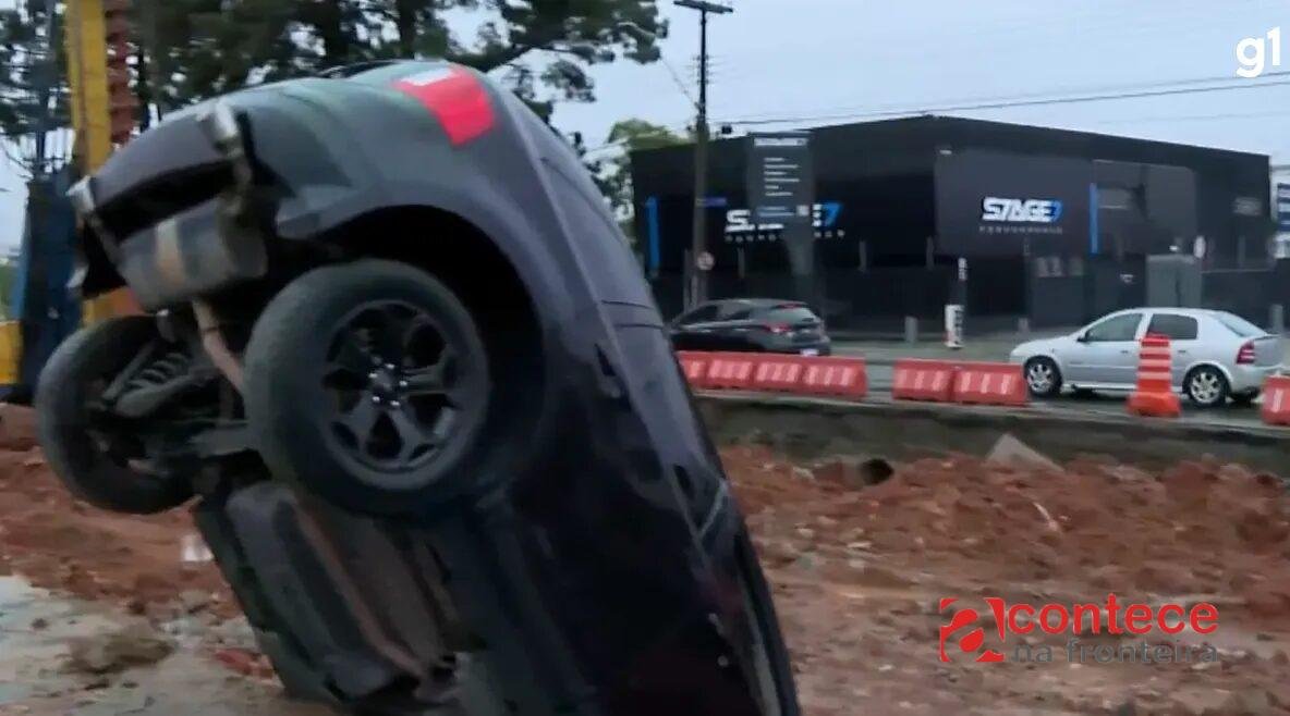 Vídeo: carro invade bloqueio, cai em escavação de obra em Curitiba e motorista não é encontrado