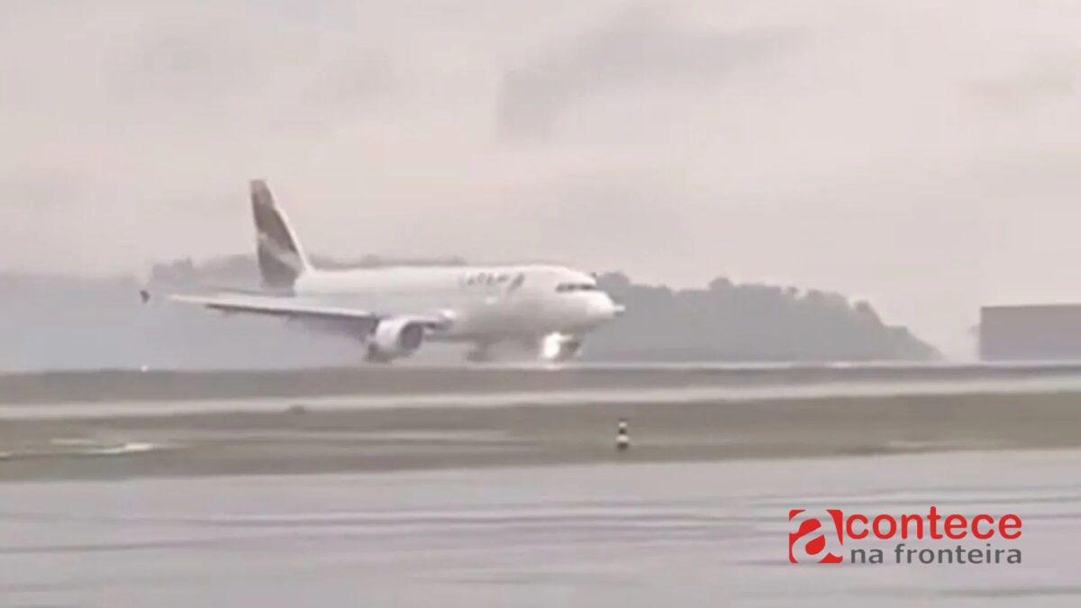 Vídeo mostra pouso de avião da Latam que saiu da pista e atolou no Paraná