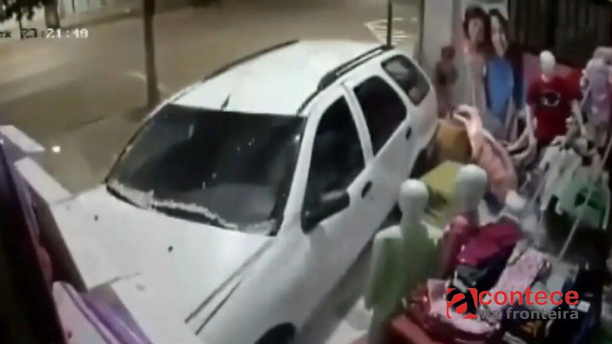 VÍDEO: motorista embriagado invade loja de roupas infantis no Paraná, destrói vitrine e foge a pé
