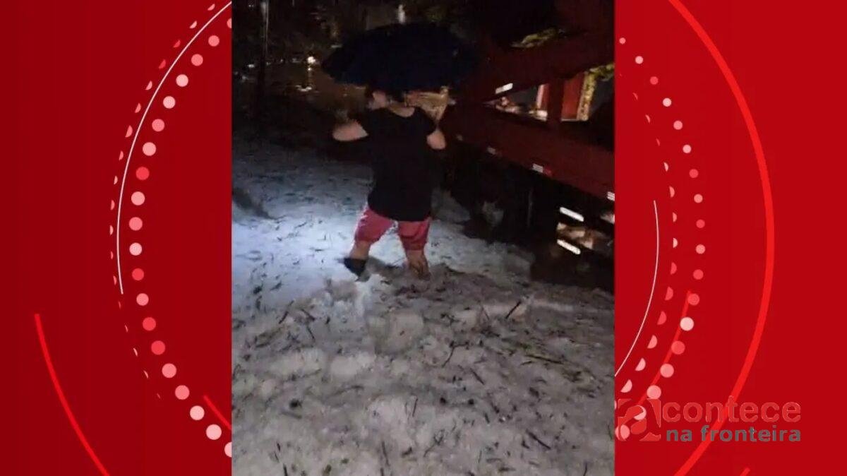 Temporal no Paraná: Granizo acumula e mulher afunda na calçada