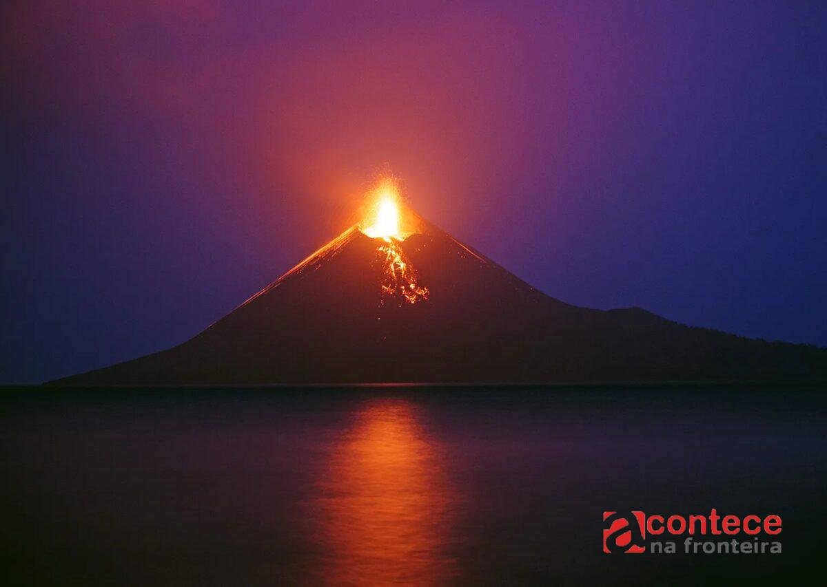Vulcão Anak Krakatau entra em erupção na Indonésia; 209 voos já foram cancelados