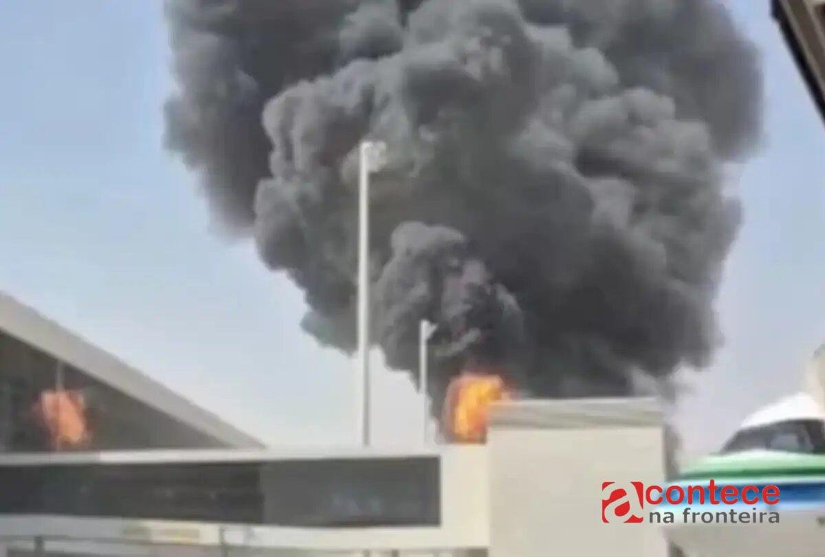 Ataque a aeroporto deixa 12 mortos e centenas de feridos